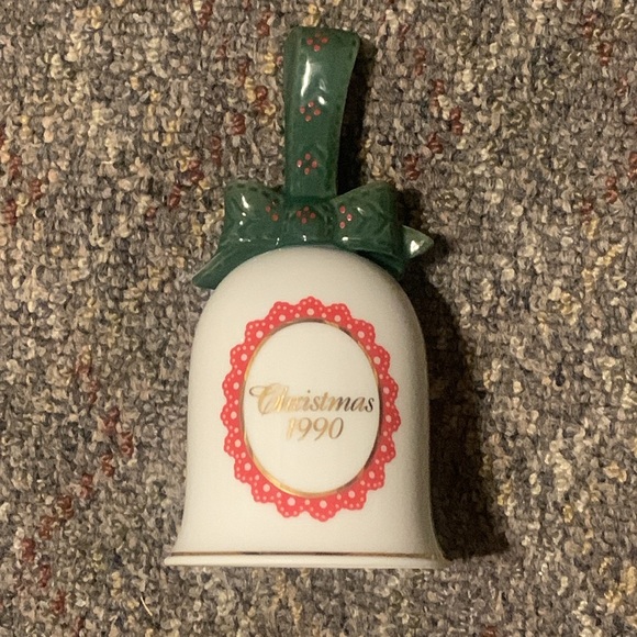 Avon 1990 Waiting for Santa Porcelain Collector’s Christmas Bell Vintage Y2K - Picture 2 of 4